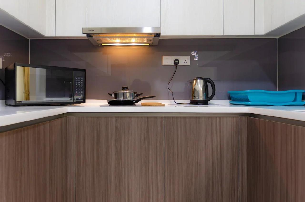 A Cozy & Comfy Suasana Suites In جوهر بهرو المظهر الخارجي الصورة